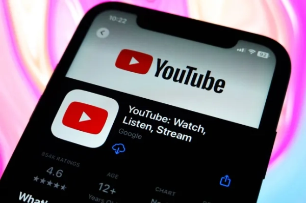 На цій фотографії логотип YouTube відображається в Apple Store на iPhone.