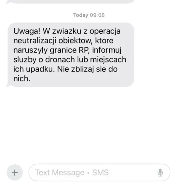 Скріншот повідомлення, у якому йдеться:&quot;Увага! У зв&#x27;язку з операцією з нейтралізації об&#x27;єктів, що порушили кордони Республіки Польща, повідомте служби про дрони або місця їх падіння. Не наближайтеся до них&quot;.