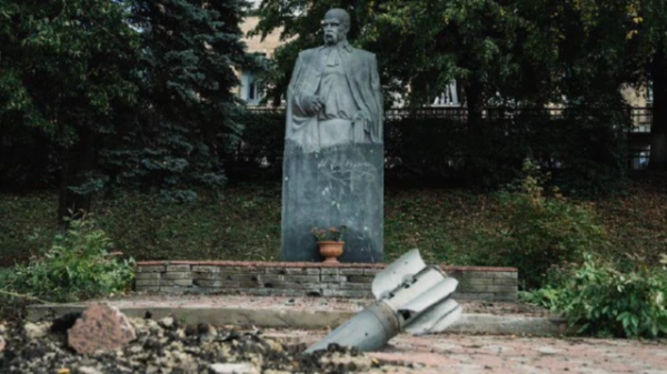 Пам&#x27;ятник Тарасу Шевченку в Куп&#x27;янську після обстрілу
