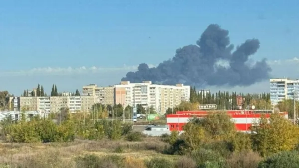 Густий дим від пожежі, що спалахнула після удару по заводу &quot;Газпром Нафтохім Салават&quot; у Башкортостані