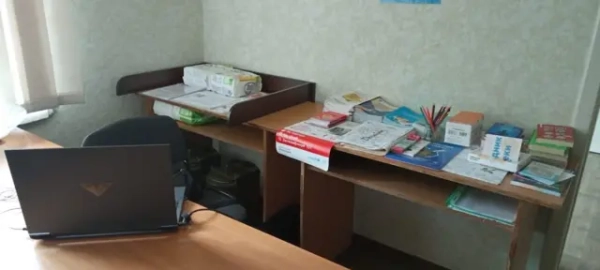 Підгузки і розмальовки для дітей у пункті незламності 