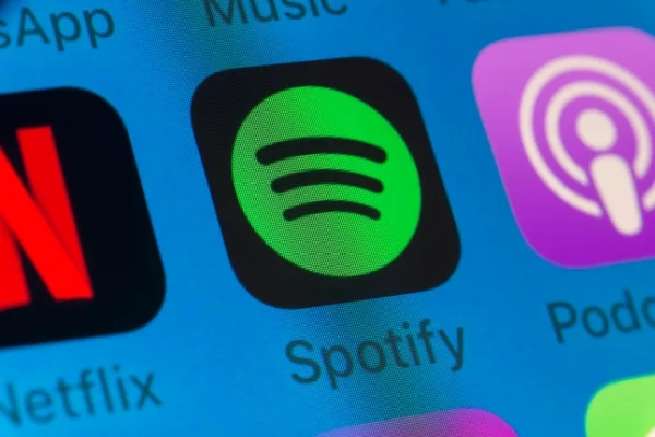 Логотип Spotify на мобільному пристрої