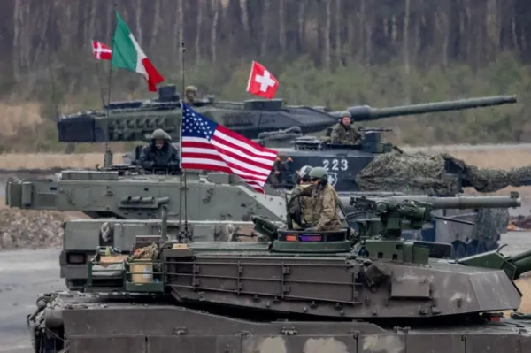Данський танк Leopard 2 (ззаду), швейцарський танк Leopard 2 (другий зверху), італійський танк Ariete (другий спереду) і американський танк M1A2 SEP V2 (спереду) беруть участь у навчаннях US Army Europe and Africa International Tank Challenge на військовому полігоні в Графенвері, Німеччина, 11 лютого 2025 р.