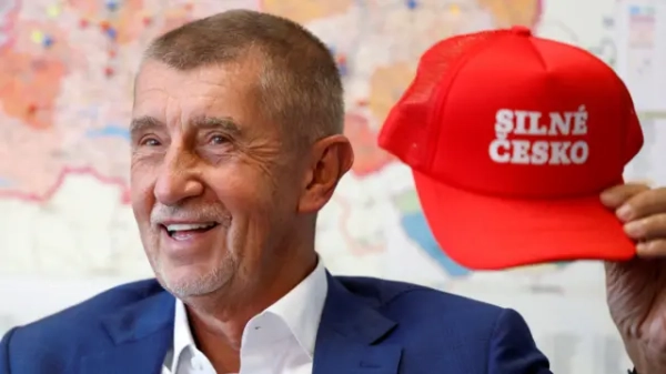Колишній прем&#x27;єр-міністр Чехії Бабіш тримає кепку в стилі MAGA з написом &quot;Сильна Чехія&quot;