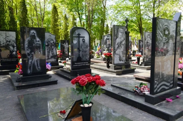 Кладовище, заповнене могилами солдатів, які загинули з 2022 року у війні в Україні, розташоване навпроти патріотичного молодіжного клубу в Курську, Росія, 23 квітня 2025 року. (Фото Франчески Ебель/The Washington Post via Getty Images)
