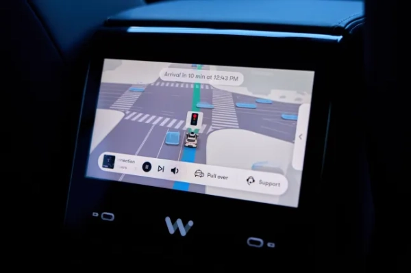 epa11731965 Екран автономного роботаксі Jaguar від Waymo відображає час прибуття, коли воно їде дорогою в Лос-Анджелесі, Каліфорнія, США, 20 листопада 2024 року. 12 листопада 2024 року Waymo відкрила свій сервіс автономних роботаксі для всіх, хто перебуває на території площею майже 80 квадратних миль в окрузі Лос-Анджелес, що стало найбільшим розширенням компанії на сьогодні. Waymo, що належить материнській компанії Google Alphabet, у жовтні завершила раунд фінансування на суму 5,6 мільярда доларів для розширення свого сервісу роботаксі по всій території США. EPA/ALLISON DINNER