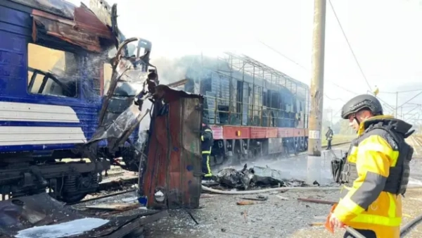 Чоловік у формі пожежника дивиться на руїни вагона 