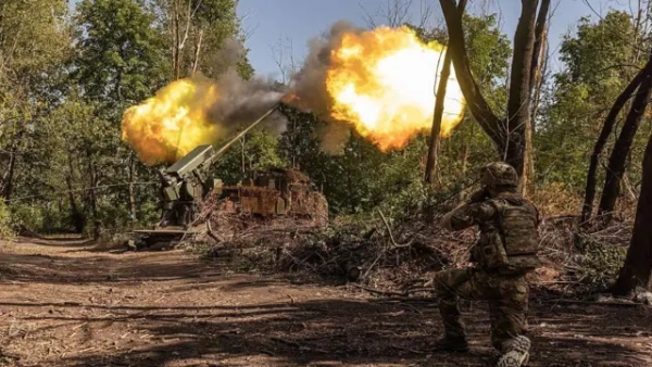 Українські солдати стріляють з української артилерійської установки &quot;Богдана&quot; зі своєї артилерійської позиції в напрямку Торецька, Україна, 31 серпня 2025 року. 