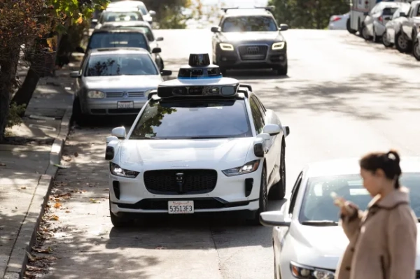 (ФАЙЛИ) Автономний транспортний засіб Waymo на вулиці Штайнер у Сан-Франциско, 17 листопада 2023 року. Національне управління безпеки дорожнього руху (NHTSA) 14 травня 2024 року заявило про початок розслідування щодо компанії Waymo, що належить Google, після повідомлень про 22 інциденти з її технологією автономного керування. Попереднє розслідування компанії-робототаксі охопить 444 транспортні засоби фірми, згідно з документами, опублікованими на вебсайті агентства. (Фото Джейсона Генрі / AFP) (Фото ДЖЕЙСОНА ГЕНРІ/AFP через Getty Images)