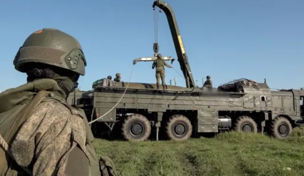 На знімку з відео, наданого прес-службою Міноборони Росії, російські військовослужбовці відпрацьовують нестратегічну ядерну ракету оперативно-тактичного ракетного комплексу &quot;Іскандер&quot; під час другого етапу тактичних ядерних навчань Збройних сил Росії та Білорусі в невстановленому місці, 11 червня 2024 року.
