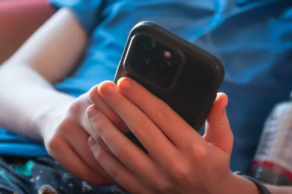 БАТ, ВЕЛИКОБРИТАНІЯ – 30 ЛИСТОПАДА: 14-річний хлопчик дивиться на екран iPhone 30 листопада 2024 року в Баті, Англія. Сенат Австралії ухвалив закон, який забороняє дітям віком до 16 років мати акаунти в соціальних мережах та платформи соціальних мереж, включаючи TikTok, Facebook, Snapchat, Reddit, X, раніше Twitter, та Instagram, що може призвести до штрафу за заборону дітям віком до 16 років мати акаунти в соціальних мережах. (Фото Анни Барклай/Getty Images)