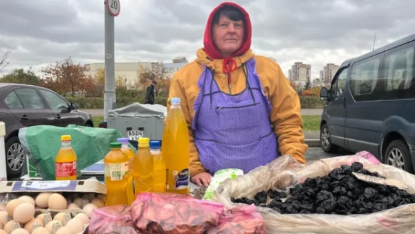 Галина продає свої продукти на місцевому ринку в Києві