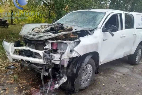 Окупанти врізалися в автомобіль, що належить енергетичним працівникам у Білопіллі (фото)