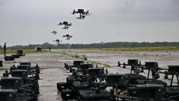 Розвідувальні дрони DJI Matrice 300, придбані в рамках програми &quot;Армія дронів&quot;, під час випробувальних польотів у Київській області 2 серпня 2022 року, перед відправкою на передову. 