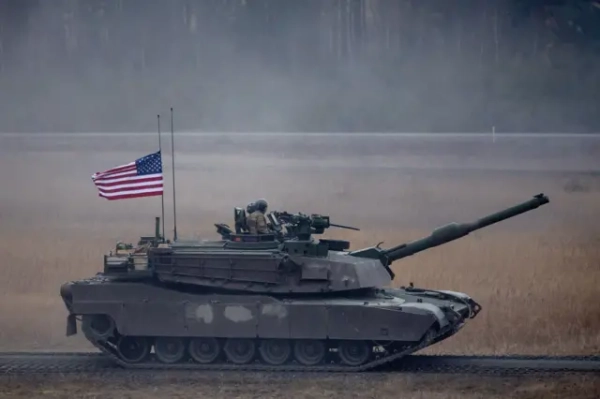 Танк M1A2 SEP V2 армії США бере участь у навчаннях US Army Europe and Africa International Tank Challenge на військовому полігоні в Графенвері, Німеччина, 11 лютого 2025 року