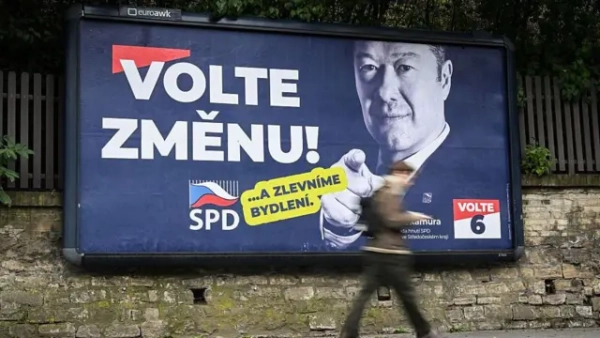 Плакат SPD з Томіо Окамурою, напис — &quot;оберіть зміну&quot;