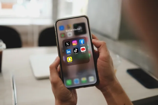 Бангкок. Таїланд. 10 жовтня 2023 року: крупний план дисплея iPhone 13 Pro з іконками соціальних мереж, Instagram, Facebook, X, Twitter, Youtube, Linkedin, Snapchat, Tiktok; Shutterstock ID 2372924835; замовлення_на_продаж: -; завдання: -; клієнт: -; інше: -