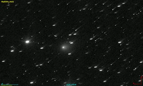 Двокадрова анімація міжзоряної комети 3I/ATLAS (велика сіра розмита пляма), що рухається по полю зірок на знімках космічного телескопа Хаббл, зроблених 21 липня 2025 року о 18:04 та 18:06 UTC. Кожен кадр – це 25-секундна експозиція, знята з використанням фільтра F350LP камери WFC3. Зірки виглядають слідами, оскільки космічний телескоп Хаббл стежив за рухом комети під час експозиції зображення. Розсіяні білі пікселі та плями, які спорадично з&#39;являються між кадрами, є артефактами зображення, спричиненими космічними променями, що потрапляють на камеру Хаббла під час експозиції. Зображення орієнтовані на північ вгорі, на схід ліворуч. https://commons.wikimedia.org/wiki/File:3I-ATLAS_Hubble_2025-07-21_8UT.gif 14928987 Перший погляд на міжзоряний об&#39;єкт, що мчить до Сонячної системи, зроблений телескопом Хаббл.