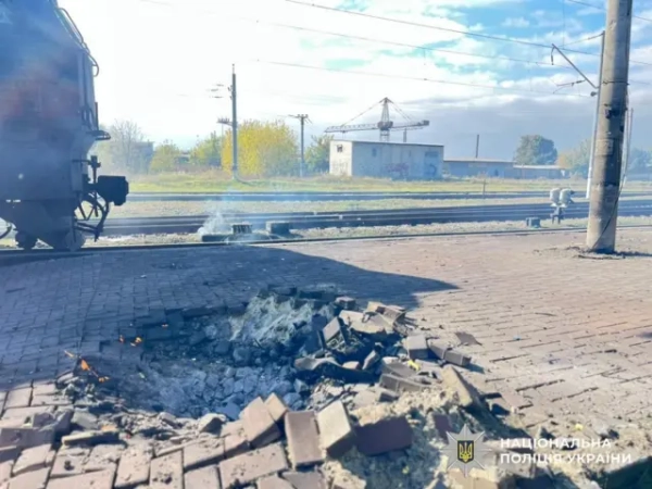 Вирва у бруківці на місці удару 