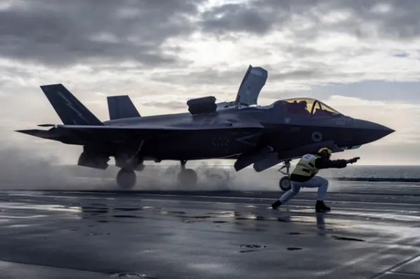 Винищувач F-35B Lightning на палубі авіаносця Королівських ВМС HMS Prince of Wales перед початком навчань НАТО в 2024 році