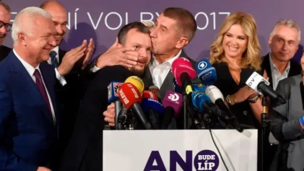 Андрій Бабіш цілує чоло свого колишнього стратега Марка Прхала.