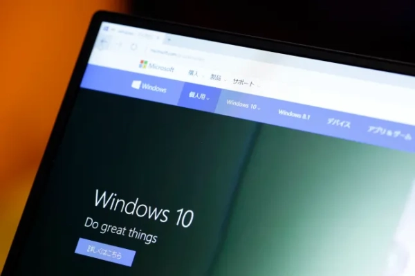 Операційна система Windows 10 корпорації Microsoft працює на ноутбуці під час заходу з презентації продукту в Токіо.