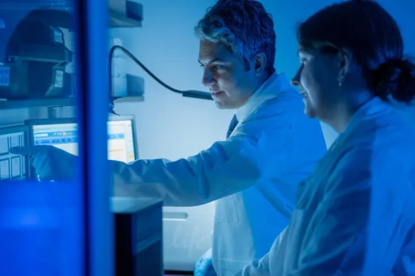 ЗАБОРОНЕНО ДО 1600 СЕРЕДА, 22 ЖОВТНЯ Недатоване фото роздаткового матеріалу Еліаса Сайюра (ліворуч) під час роботи над вакциною проти COVID-19 у лабораторії, видане UF Health. Дослідження показують, що вакцини проти Covid-19, як було виявлено, «турбо-посилюють» певний тип лікування раку, який використовує імунну систему для атаки ракових клітин. Вчені заявили, що це відкриття, після підтвердження в ширших дослідженнях, може «революціонізувати» лікування раку. Дата випуску: середа, 22 жовтня 2025 року. Фото PA. Автор фото має бути: UF Health/Jackie Hart/PA Wire ПРИМІТКА ДЛЯ РЕДАКТОРІВ: Це фото роздаткового матеріалу може використовуватися лише для редакційних репортажів для сучасної ілюстрації подій, речей або людей на зображенні або фактів, згаданих у підписі. Повторне використання зображення може вимагати додаткового дозволу від власника авторських прав.