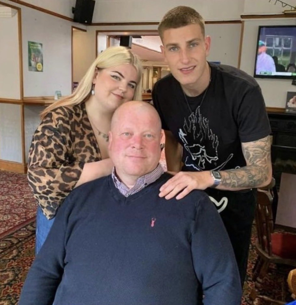 Ріс Беннетт з батьком та сестрою