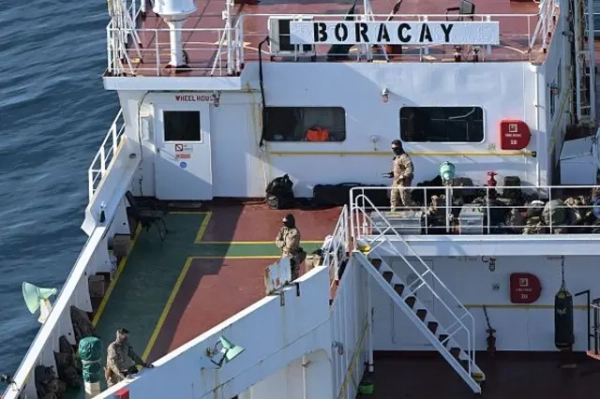 Французькі військові на борту Boracay, судна, яке йшло з Росії в Індію через Балтику саме тоді, коли над Данією з&#x27;явилися перші дрони