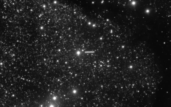 Дуже Великий Телескоп (VLT) Європейської південної об&#39;єктної зони (ESO) отримав нові зображення 3I/ATLAS, міжзоряного об&#39;єкта, відкритого минулого тижня. Ідентифікована як комета, 3I/ATLAS є лише третім гостем з-за меж Сонячної системи, коли-небудь знайденим, після 1I/??Оумуамуа та 2I/Борисова. Її дуже ексцентрична гіперболічна орбіта, на відміну від орбіт об&#39;єктів Сонячної системи, видала її міжзоряне походження.?? На цьому зображенні накладено кілька спостережень VLT, що показують комету як серію точок, що рухаються праворуч зображення протягом приблизно 13 хвилин у ніч на 3 липня 2025 року. Дані були отримані за допомогою приладу FORS2 та доступні в архіві ESO.?? Посилання?? Таймлапс спостережень Глибоке накладання зображень усіх спостережень