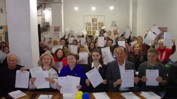 Люди пишуть диктант вдома, на роботі, та часом навіть на військовій службі - соцмережі заповнені фотозвітами. На фото - працівники Одеської національної наукової бібліотеки