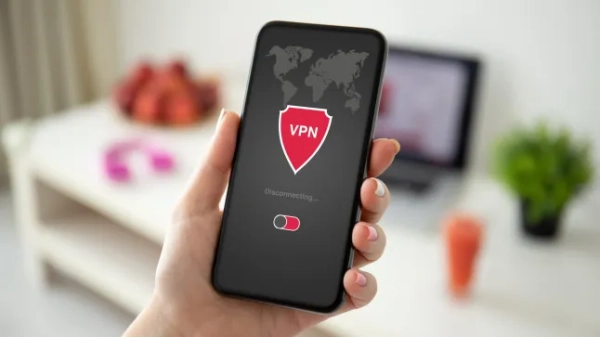 Жіноча рука тримає телефон із застосунком VPN створення інтернет-протоколів для захисту приватної мережі фонова кімната в будинку