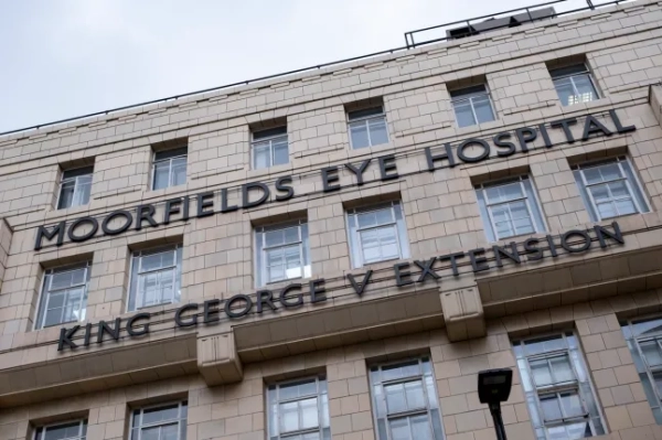 Вивіска розширення лікарні Moorfields Eye Hospital King George V 6 березня 2023 року в Лондоні, Велика Британія. Лікарня Moorfields Eye Hospital — це спеціалізована офтальмологічна лікарня NHS у Фінсбері, лондонському районі Іслінгтон, Лондон, Англія, якою керує Moorfields Eye Hospital NHS Foundation Trust. (фото Майка Кемпа/In Pictures via Getty Images)