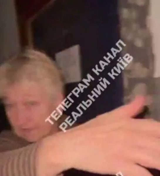 Жінка махає рукою 