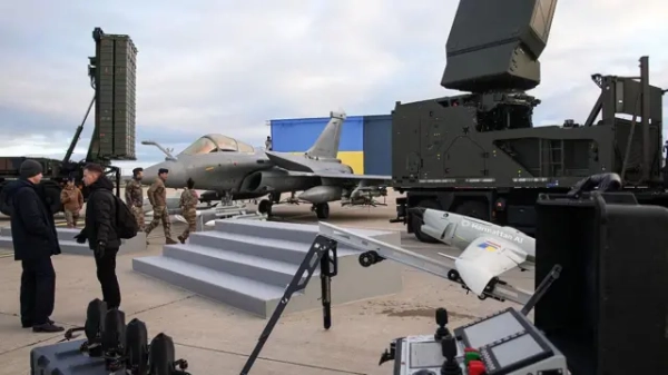 Винищувач Rafale, безпілотники і боєприпаси на авіабазі Віллакубле, куди має прибути Володимир Зеленський
