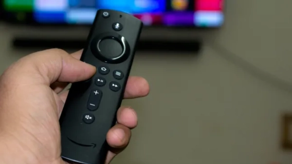 Пульт дистанційного керування телевізором Amazon Fire Stick у руці