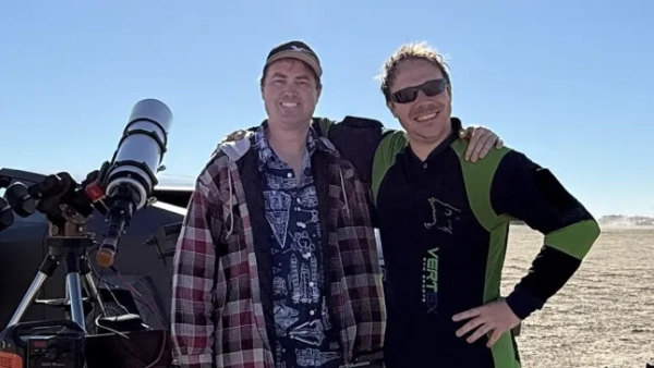 Фотограф зробив «абсолютно абсурдний» знімок парашутиста, який проходить повз сонце. Падіння Ікара. Ендрю Маккарті, Джим Гамберлін, Габріель К. Браун.