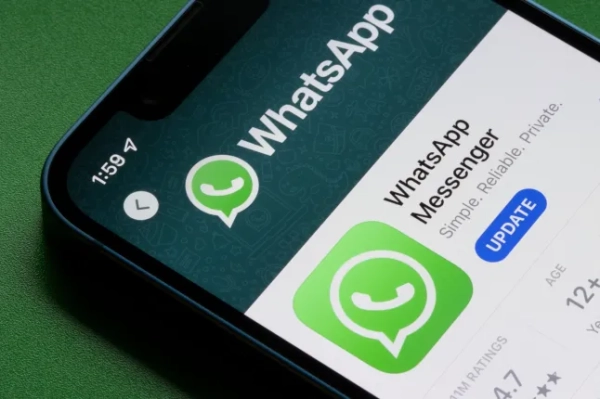 Портленд, Орегон, США – 9 грудня 2022 р.: додаток WhatsApp Messenger видно в App Store на iPhone.; Shutterstock ID 2288040441; замовлення_на_продаж: -; завдання: -; клієнт: -; інше: -