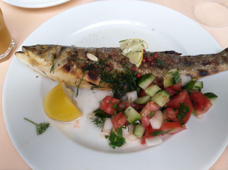 Чому не можна запивати рибу кави: вчені виявили небезпечну хімічну реакцію рыба