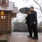 Очільник держави та його дружина віддали шану полеглим Героям Небесної Сотні.