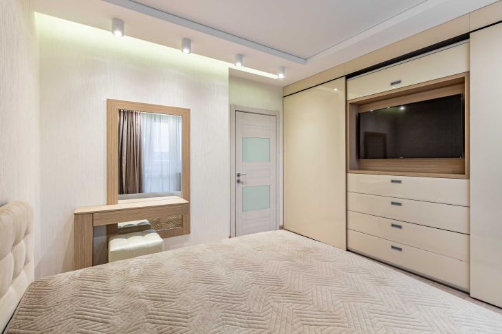 Чому у спальні не можна ставити телевізор: лікарі розповіли, як техніка шкодить не лише сну, а й стосункам спальня