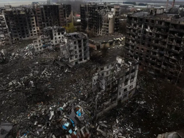 Щонайменше сім багатоповерхівок зруйновані, з вигорілими вікнами та обваленими стінами після військових ударів. Земля вкрита камінням і сміттям.