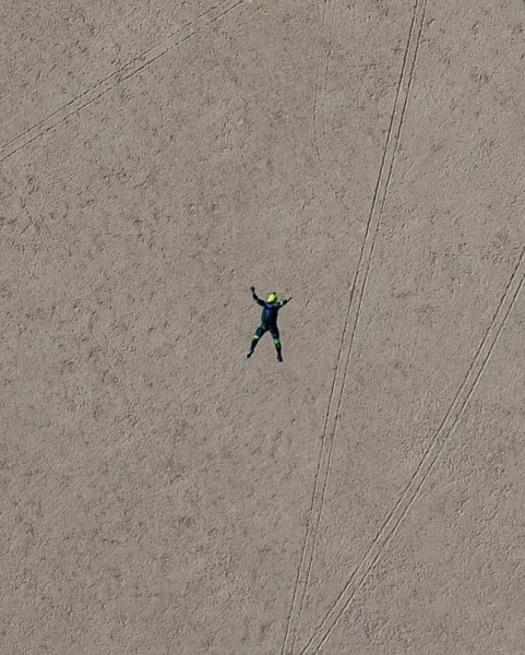 Фотограф зробив «абсолютно абсурдний» знімок парашутиста, який проходить повз сонце. Падіння Ікара. Ендрю Маккарті, Джим Гамберлін, Габріель К. Браун.