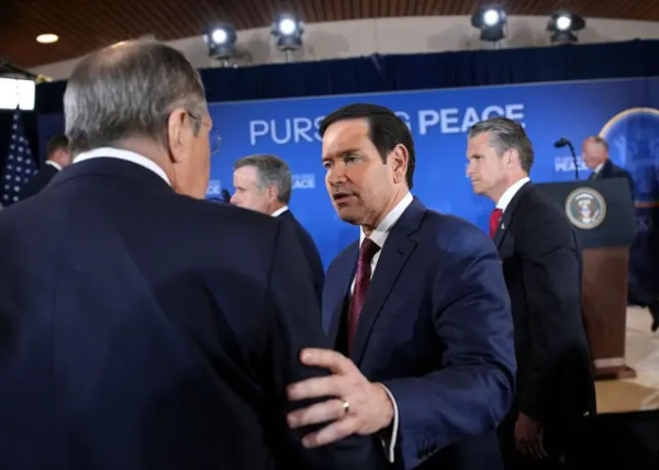 АНКОРИДЖ, АЛЯСКА – 15 СЕРПНЯ: Державний секретар США Марко Рубіо розмовляє з міністром закордонних справ Росії Сергієм Лавровим наприкінці пресконференції між США. Президент Дональд Трамп і президент Росії Володимир Путін на об’єднаній базі Елмендорф-Річардсон 15 серпня 2025 року в Анкоріджі, Аляска