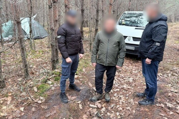 Поліцейського, який вкрав мільйони та втік до лісу, суд відправив під варту