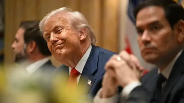 Президент США Дональд Трамп та віцепрезидент Джей Ді Венс (ліворуч) і держсекретар Марко Рубіо (праворуч)