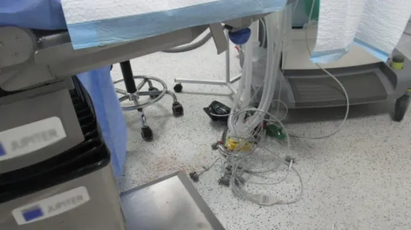 Приміщення кабінету, де, ймовірно, померла молода жінка під час операції. Це фото опублікувала поліція