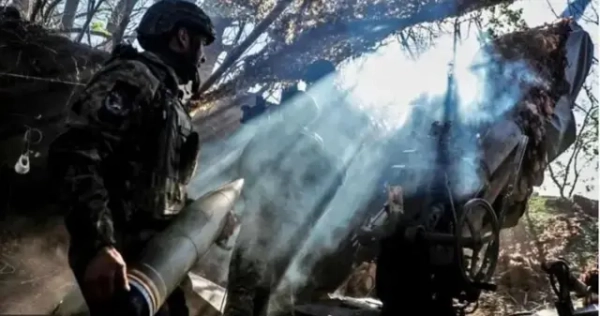 Військовий тримає снаряд