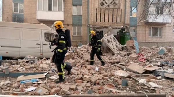 На місці влучання у Тернополі працюють рятувальники