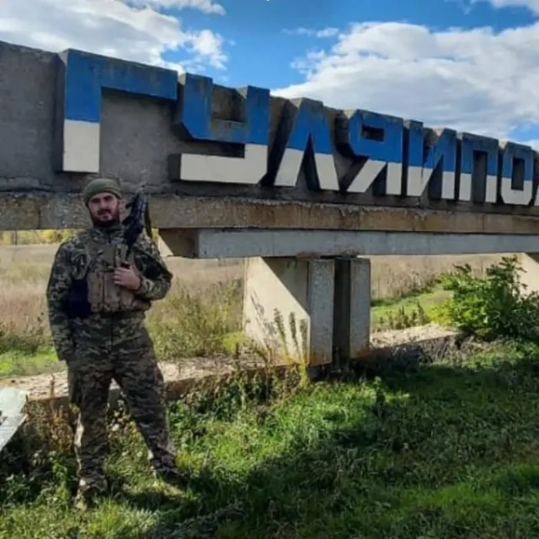 Військовий 102 бригади Тро стоїть біля стели